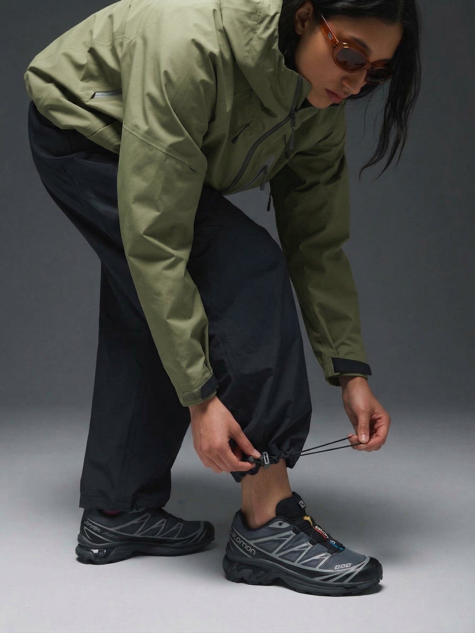 Primer plano del sistema de ajuste elástico en el tobillo del pantalón baggy SOLAN Trek, ideal para evitar enganches en el outdoor.