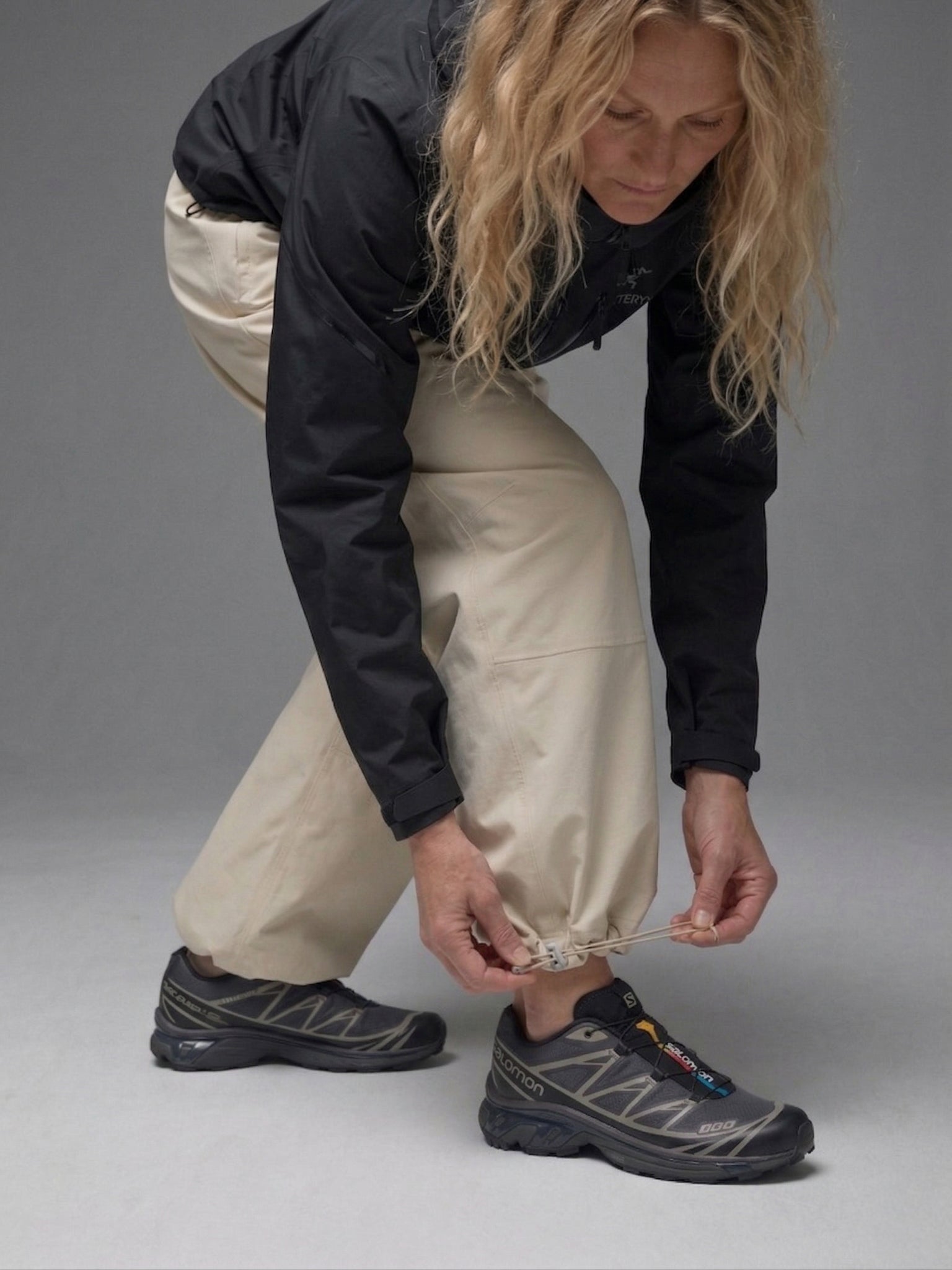 Primer plano del sistema de ajuste elástico en el tobillo del pantalón baggy SOLAN Trek, ideal para evitar enganches en el outdoor.