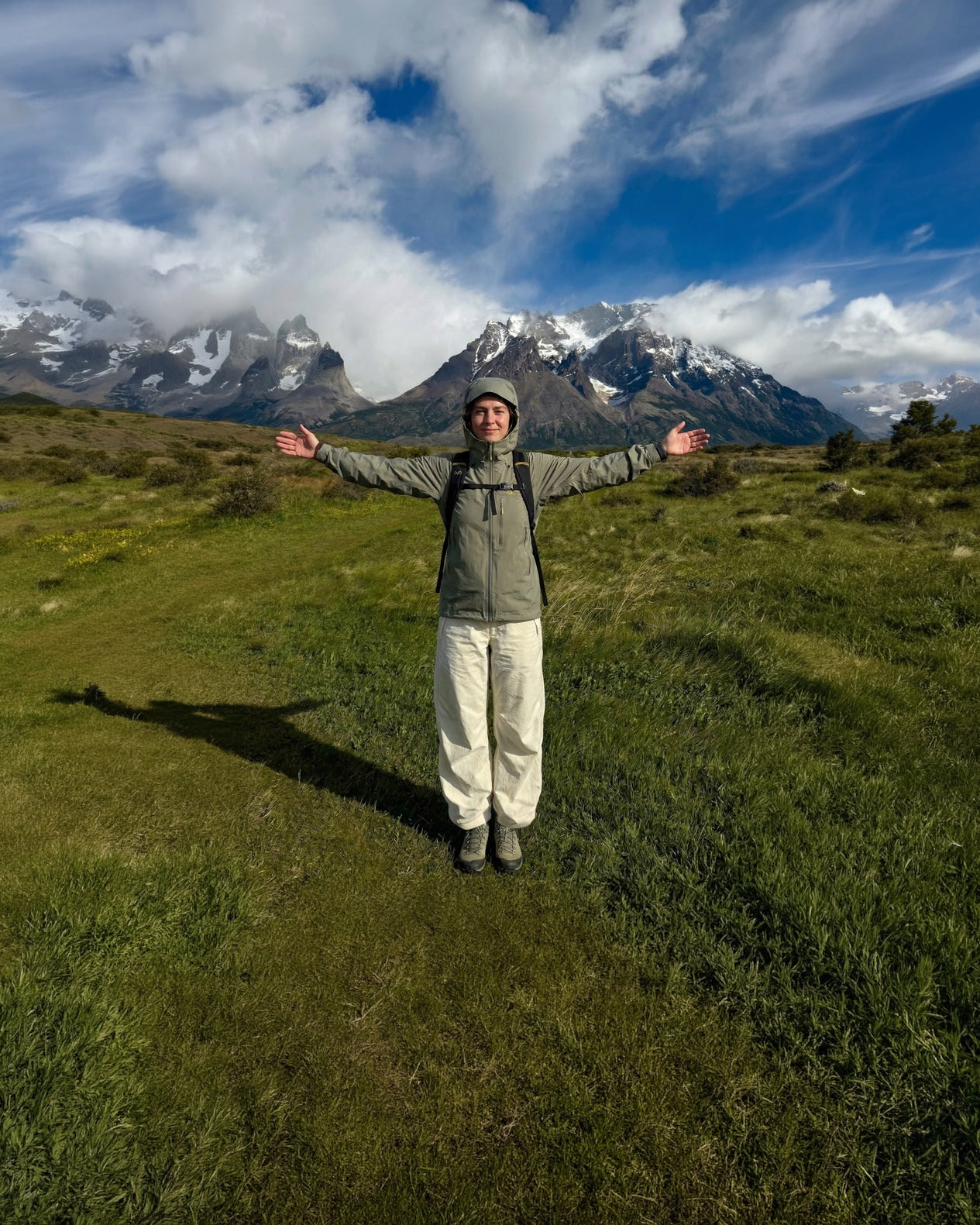 Chica haciendo trekking en paisaje de la Patagonia chilena usando pantalón cargo técnico SOLAN Trek 100% nylon. Ropa outdoor de alto rendimiento diseñada en Chile.