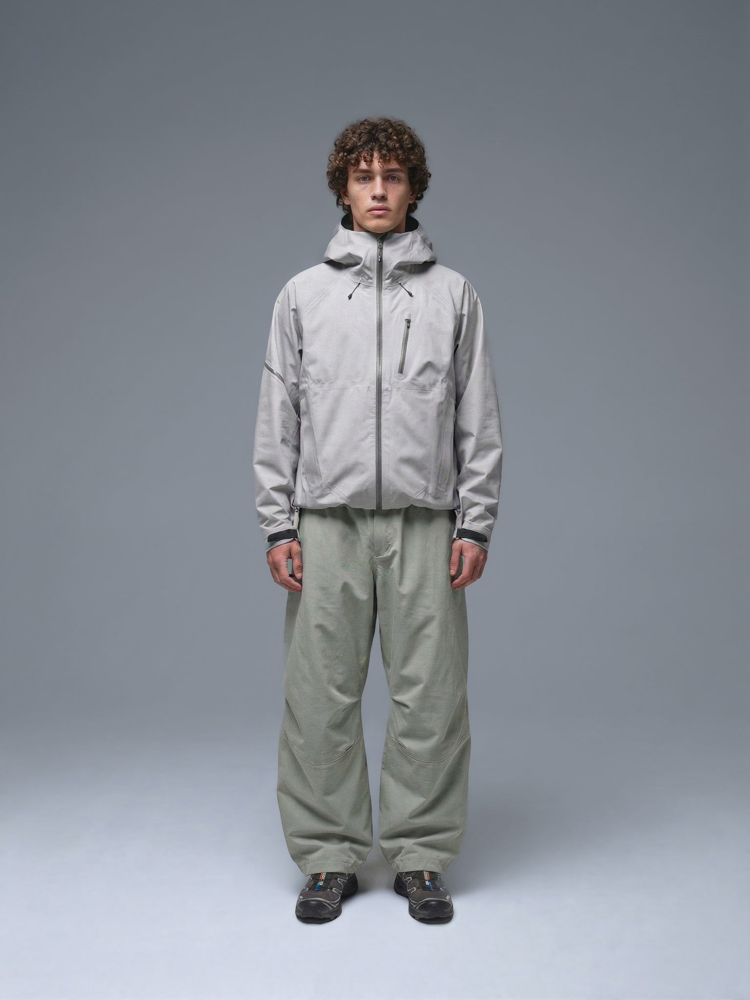 Modelo usando pantalón cargo técnico SOLAN Trek de frente, diseño baggy en 100% nylon para trekking y outdoor en Chile.