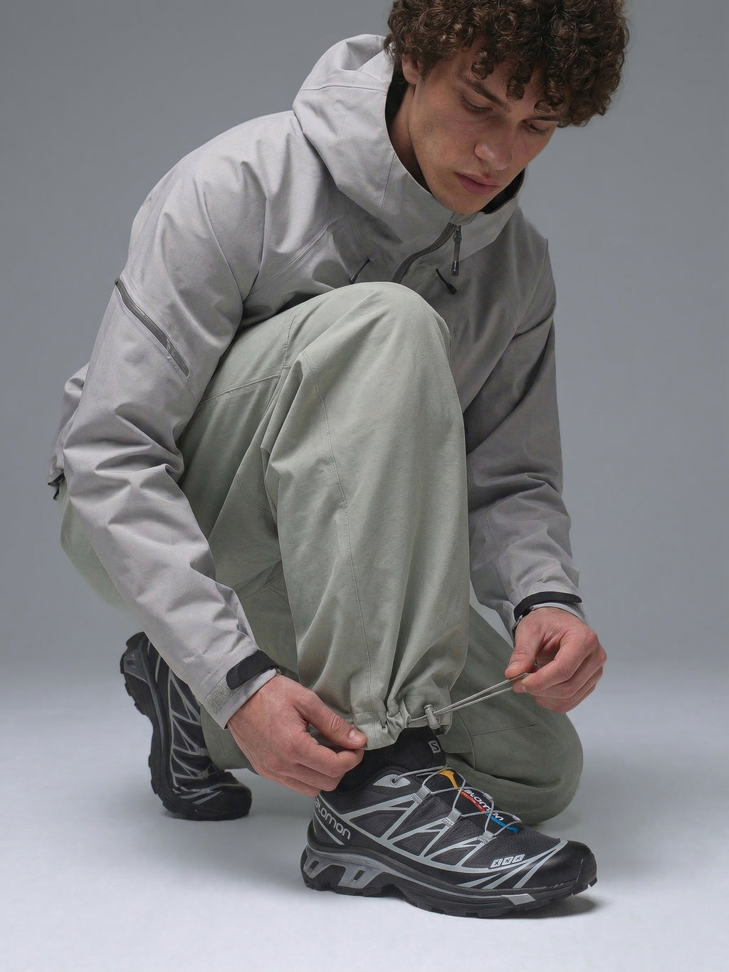Primer plano del sistema de ajuste elástico en el tobillo del pantalón baggy SOLAN Trek, ideal para evitar enganches en el outdoor.