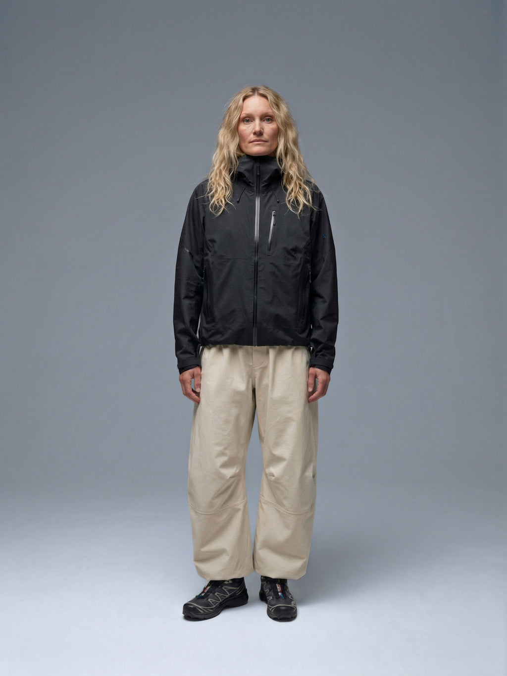 Modelo usando pantalón cargo técnico SOLAN Trek de frente, diseño baggy en 100% nylon para trekking y outdoor en Chile.