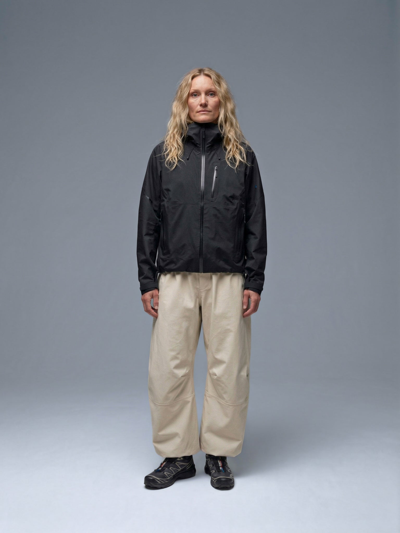 Modelo usando pantalón cargo técnico SOLAN Trek de frente, diseño baggy en 100% nylon para trekking y outdoor en Chile.