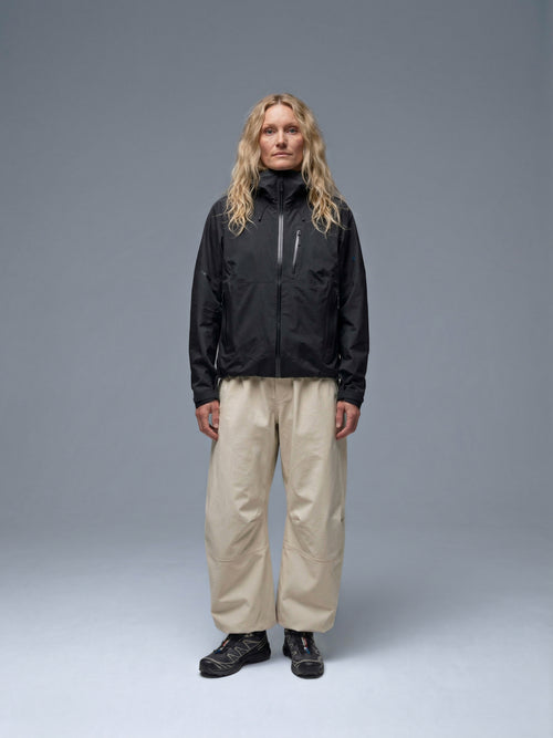 Modelo usando pantalón cargo técnico SOLAN Trek de frente, diseño baggy en 100% nylon para trekking y outdoor en Chile.