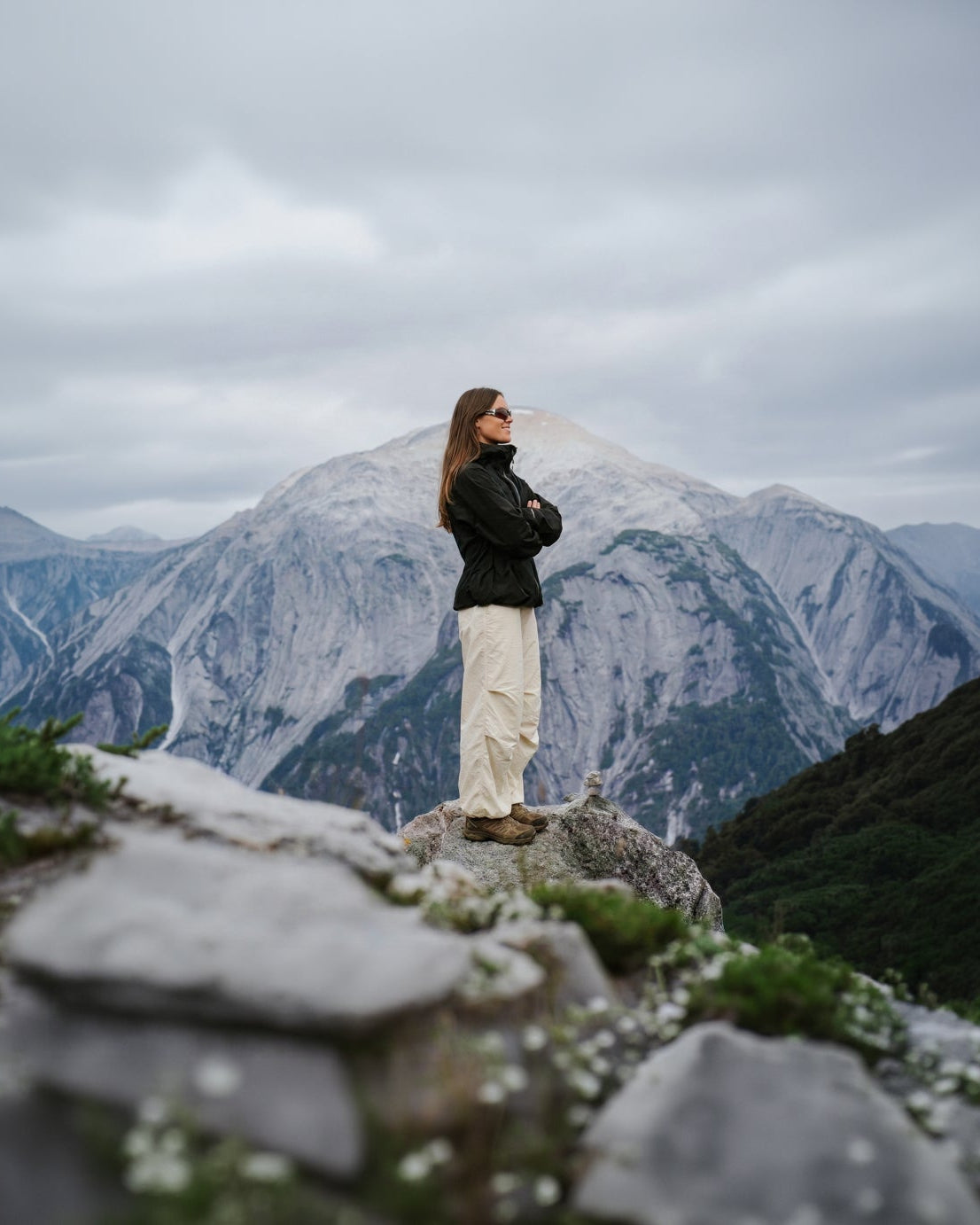 Chica haciendo trekking en paisaje en el sur de Chile usando pantalón cargo técnico SOLAN Trek 100% nylon. Ropa outdoor de alto rendimiento diseñada en Chile.