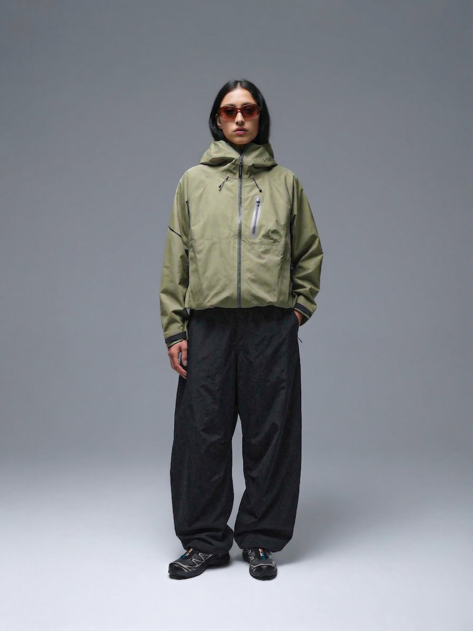 Modelo usando pantalón cargo técnico SOLAN Trek de frente, diseño baggy en 100% nylon para trekking y outdoor en Chile.