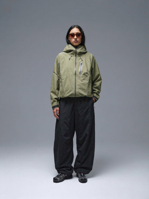 Modelo usando pantalón cargo técnico SOLAN Trek de frente, diseño baggy en 100% nylon para trekking y outdoor en Chile.
